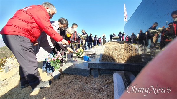 민주노총 부산, 울산, 경남본부는 3일 오전 양산 솥발산 열사묘역에서 합동시무식을 열었다.