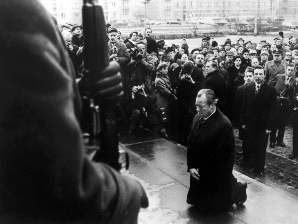  빌리 브란트 서독 총리가 지난 1970년 12월 폴란드 바르샤바를 방문, 나치의 학살이 자행된 유대인 추모비 앞에 무릎을 꿇고 홀로코스트 등 2차대전 때 인류를 상대로 저지른 범죄행위에 대해 사죄를 한 장면이다. 동방정책의 주창자인 브란트는 유대인 희생자에 대한 진정한 사죄의 모습을 보여줌으로써 독일과 주변국 간 화해의 물꼬를 튼 것으로 평가받고 있다.