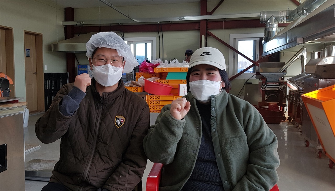 홍성군 홍북읍에서 떡방앗간을 운영하는 방혜진(32, 우측)·방현진(30, 좌측) 남매
