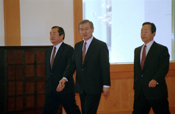 1992년 4월, 당시 노태우 대통령(가운데)이 청와대에서 민자당 김영삼 대표(오른쪽)와 이종찬 의원(왼쪽) 두 대권 경선 후보와 나란히 오찬장으로 가고 있다. 1992.4.27