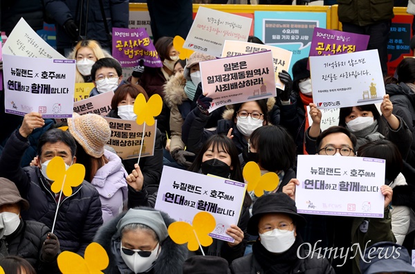  5일 오후 서울 종로구 옛 주한일본대사관 앞에서 열린 ‘30주년 기념 일본군성노예제 문제해결을 위한 1525차 정기 수요시위’에서 참가자들이 일본의 전쟁 성범죄에 대한 공식 사죄와 법적 배상을 촉구하고 있다.