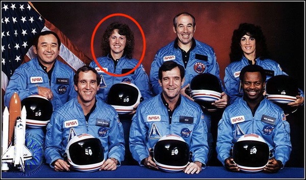 챌린저호에 탑승했던 우주비행사들 빨간 동그라미 안에 있는 사람이 크리스타 매콜리프