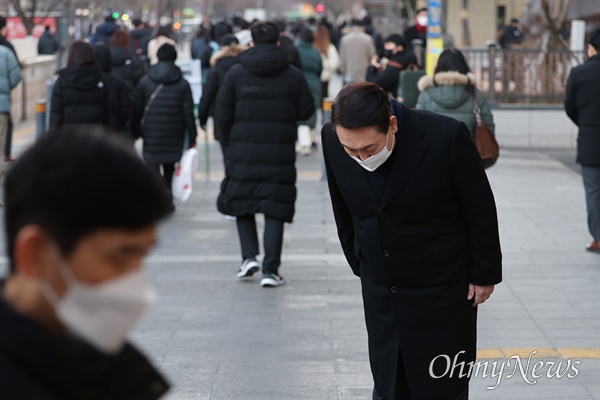 국민의힘 윤석열 대선 후보가 2022년 1월 6일 오전 서울 여의도역 인근에서 시민들을 향해 새해 인사를 하고 있다.