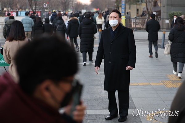 국민의힘 윤석열 대선 후보가 6일 오전 서울 여의도역 인근에서 시민들을 향해 새해 인사를 하고 있다.