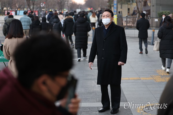  국민의힘 윤석열 대선 후보가 6일 오전 서울 여의도역 인근에서 시민들을 향해 새해 인사를 하고 있다.