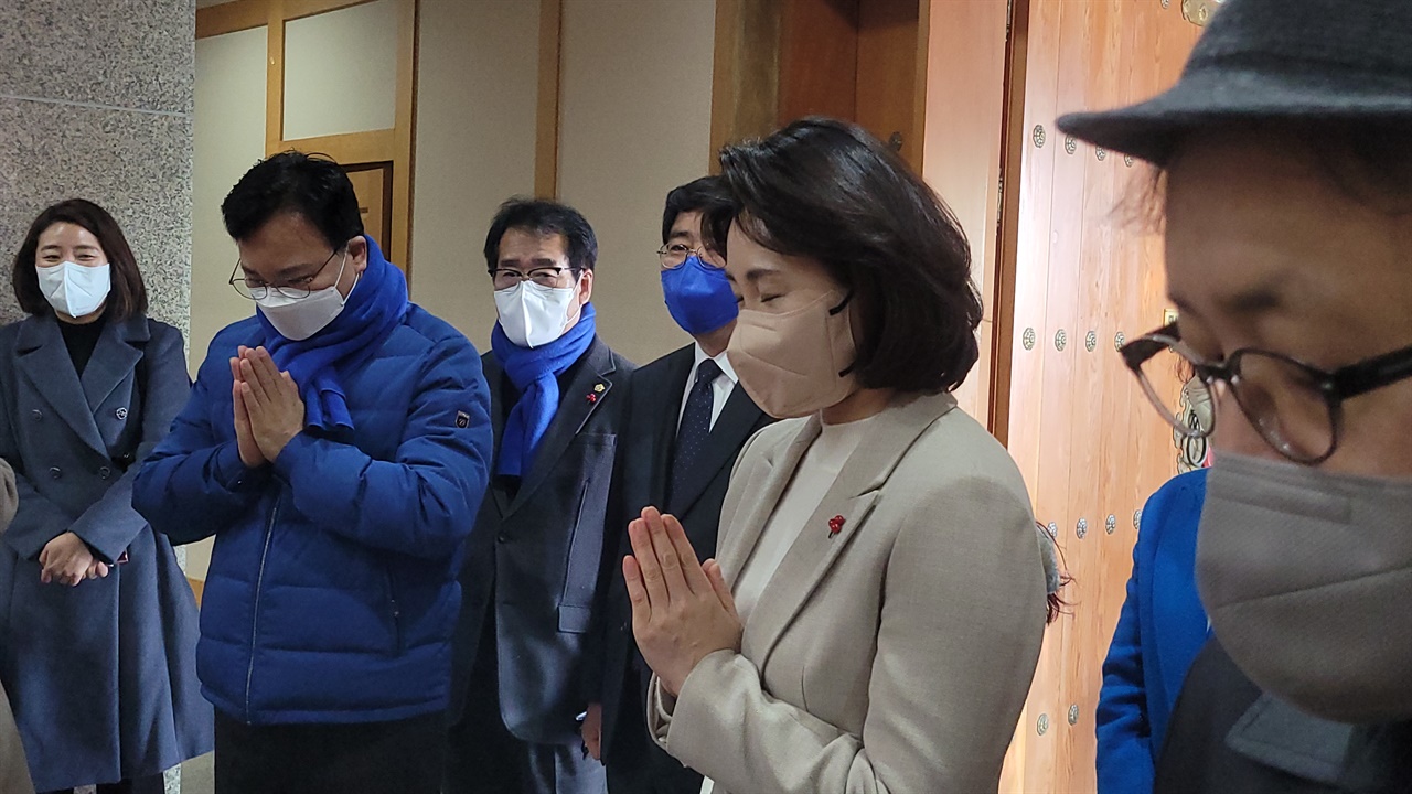 해미국제성지를 방문한 이재명 대선후보의 부인 김혜경씨가 두손 모아 기도를 하고 있다
