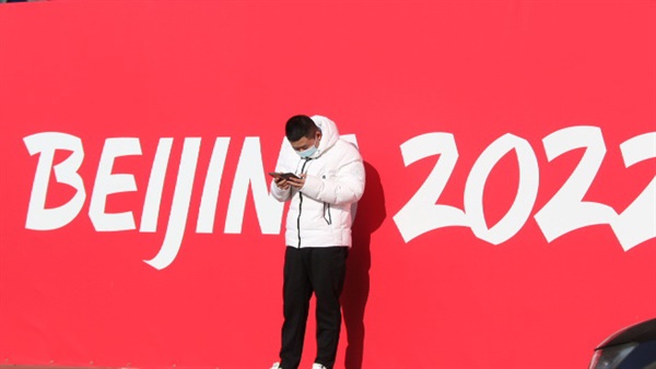 한 달 앞으로 다가온 베이징 동계올림픽 베이징 동계올림픽이 한 달여 앞으로 다가온 2012년 12월 27일 베이징 서우두 공항에 동계올림픽 개최를 알리는 대형 게시판이 설치돼 있다.