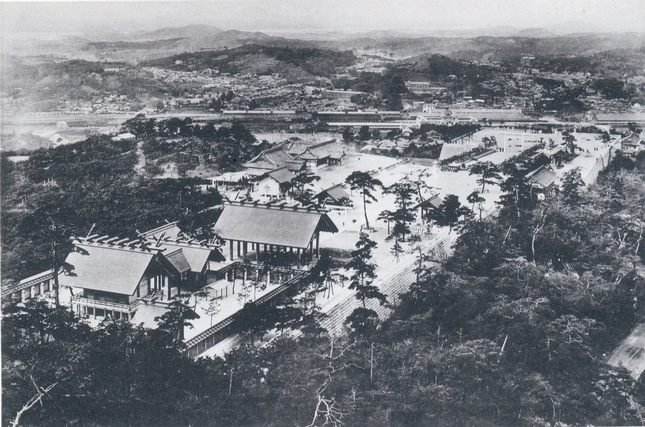 조선신궁 본전과 상, 중 광장 모습. 멀리 경성(서울)역이 선명하게 보임.