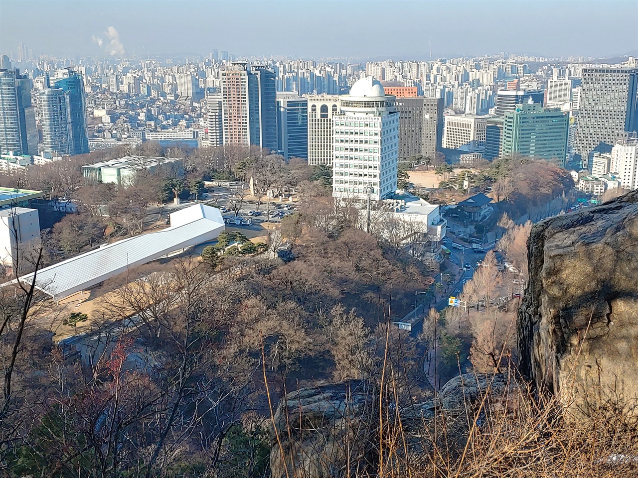 조선신궁이 차지하던 자리의 지금 모습. 앞에 높은 빌딩이 들어서 서울역 모습 등을 가리고 있음. 남산 성곽 복원 등으로 우리 정신을 찾는 주체적 시설로 변모 중. 