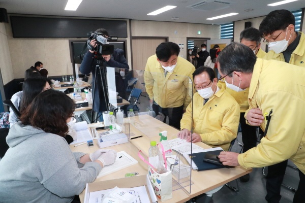 송철호 울산시장이 12월 5일 오전 울산 중구 우정동 행정복지센터를 방문해 일상회복 희망지원금 지급상황과 방역대책을 점검하고 있다.