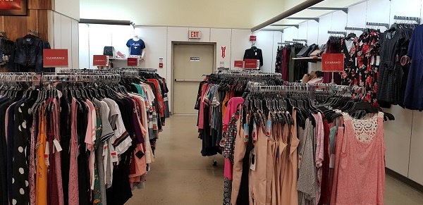한 쇼핑몰에서 진열된 옷들이 비상구 앞을 가로막고 있다. 