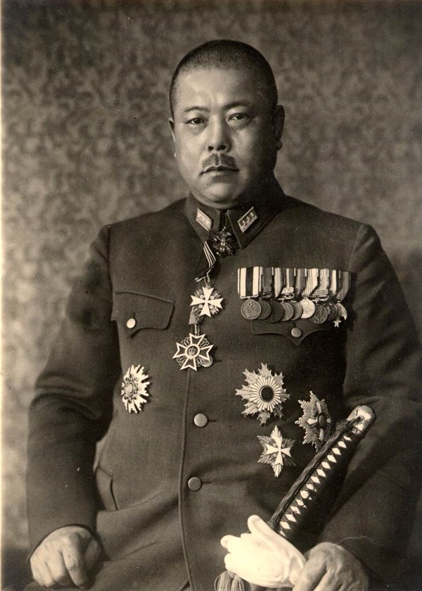 야마시타 대장은 태평양 전쟁 개전 당시, 영국군을 상대로 한 말레이 반도 전역을 대승으로 이끌어 '말레이의 호랑이'라는 별명을 얻었다. 이러한 전공에도 불구하고, 그는 파벌 싸움에 밀려 전쟁 내내 일본군 내에서 큰 영향력을 행사하지 못했다. 이후 '루손 결전'의 임무를 맞게 된 야마시타 대장은 8개월에 걸친 지연전을 지휘했다.