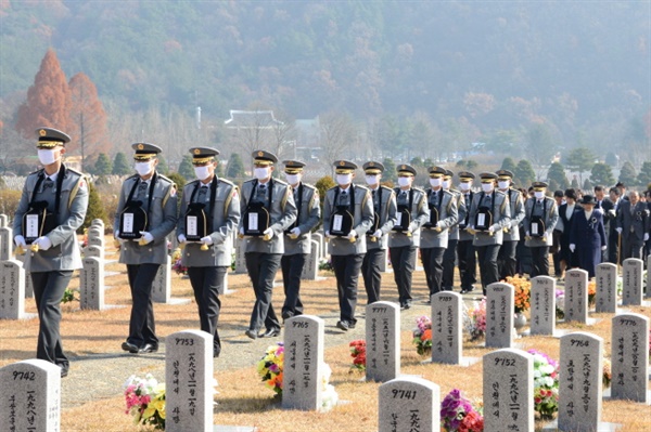  2014년 독도의용수비대원의 안장식이 국립대전현충원에서 거행되고 있다. 