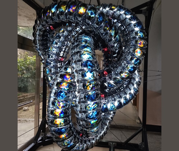 김유철 I '크로마(Chroma)' Acylic, aluminum, polymer, micro controller, motor, LED 200×180×170cm 2019