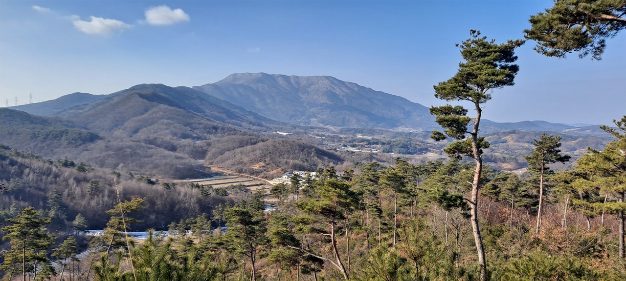  멀이 보이는 것이 오서산이다. 홍성군 장곡면 상송리는 오서산 자락에 위치한 마을이다. 이 마을 인근에 골프장이 건설된다는 것은 심각한 자연훼손이라는 주장이 나오는 것도 그때문이다. 