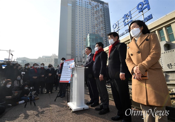 윤석열 국민의힘 대선 후보가 10일 오전 인천역 앞 광장에서 산업화·교역일번지 인천지역 공약 발표를 하고 있다.