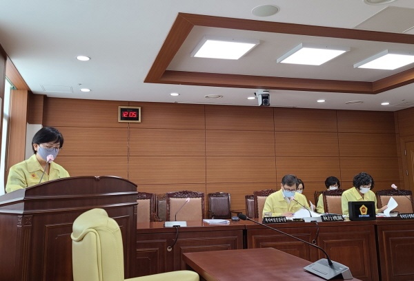 김선미 울산시의원이 2020년 9월 시의회에서 자신이 발의한 '울산광역시 아동·청소년 부모 빚 대물림 방지 지원 조례안'을 설명하고 있다