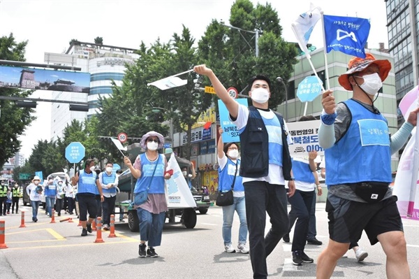 남북철도연결을 염원하며 행진을 하고 있는 참가자들 