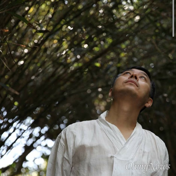  전북 전주 한국소리문화의전당에서 ‘여순항쟁 역사화전’을 진행 중인 박금만 화백.