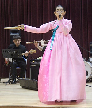  모교인 예산중앙초등학교를 찾아 공연하고 있는 윤아씨.
