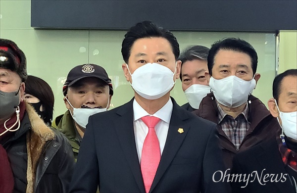국민의힘 소속 김경석 대전서구의회 의원이 11일 오전 대전시의회 로비에서 서구청장 선거 출마를 선언하고 있다.