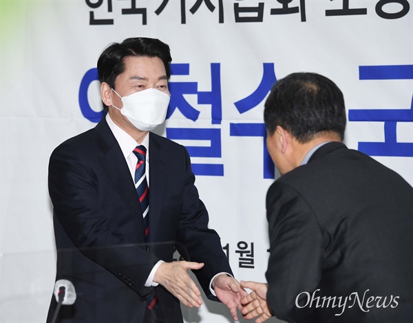 안철수 국민의당 대선후보가 11일 프레스센터에서 열린 한국기자협회 초청토론회에서 패널들과 인사하고 있다.