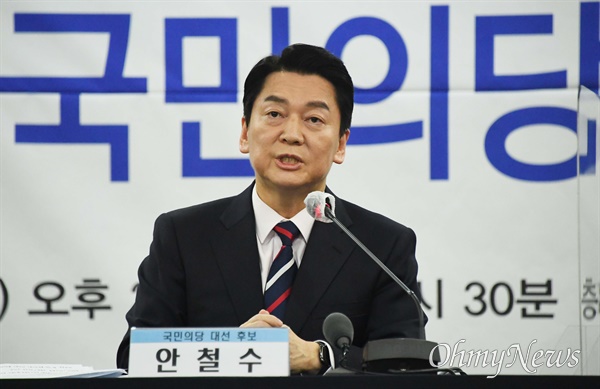 안철수 국민의당 대선후보가 11일 프레스센터에서 열린 한국기자협회 초청토론회에서 패널들의 질문에 답변 하고 있다.