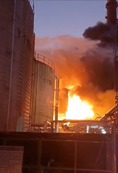  12일 오전 SK에너지 울산공장 에너지저장장치(ESS)에서 화재가 발생해 소방당국이 진압작업을 벌이고 있다.