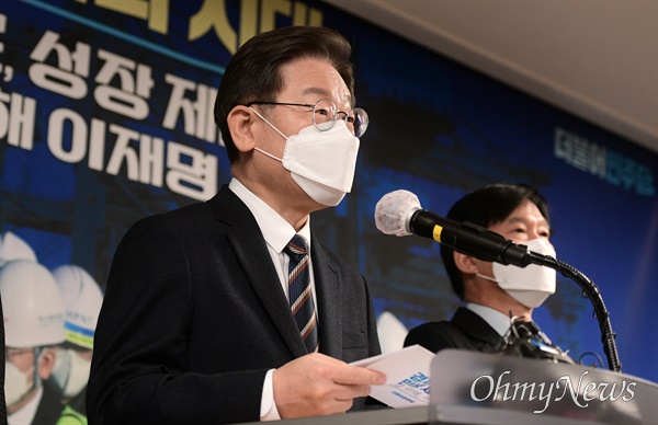 더불어민주당 이재명 대선 후보가 12일 서울 서초구 한국산업기술진흥협회에서 산업 분야 정책 공약을 발표하고 있다.