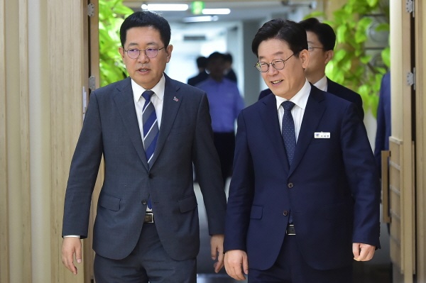 박남춘 인천시장(왼쪽)은 이재명 민주당 대선 후보의 신경제 비전에 공감하며, 대한민국 대전환과 성장을 위한 인천의 역할을 강조했다(자료사진).