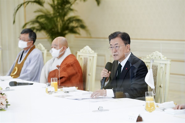 문재인 대통령이 12일 오후 청와대에서 열린 종교 지도자 초청 오찬 간담회에서 발언하고 있다. 