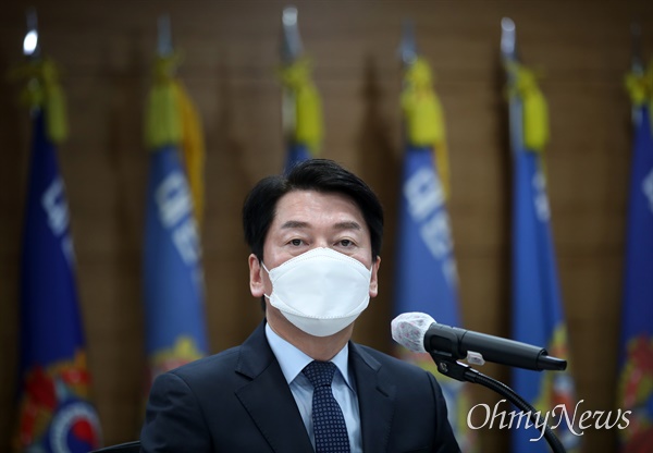 국민의당 안철수 대선 후보가 12일 오후 서울 서초구 대한민국재향군인회 회의실에서 열린 회장단과의 간담회에서 인사말을 하고 있다.