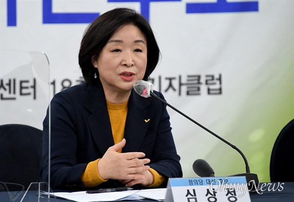  심상정 정의당 대선 후보가 12일 오후 서울 중구 한국프레스센터에서 열린 한국기자협회 초청 토론회에서 패널들의 질문에 답하고 있다.