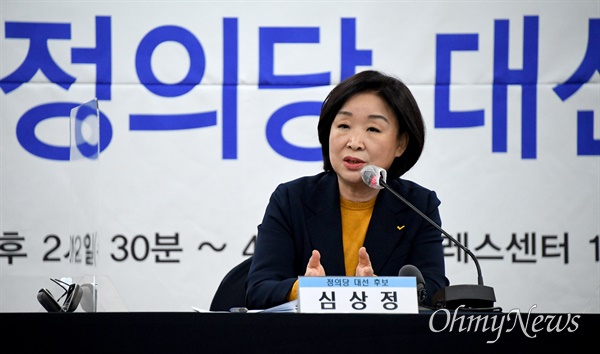 정의당 심상정 대선 후보가 12일 오후 서울 중구 한국프레스센터에서 열린 한국기자협회 초청 토론회에서 패널들의 질문에 답하고 있다.