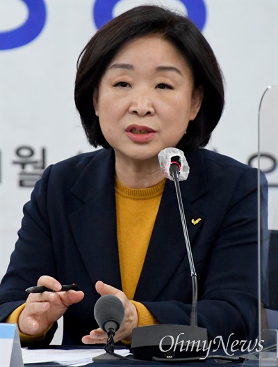 정의당 심상정 대선 후보가 12일 오후 서울 중구 한국프레스센터에서 열린 한국기자협회 초청 토론회에서 패널들의 질문에 답하고 있다.