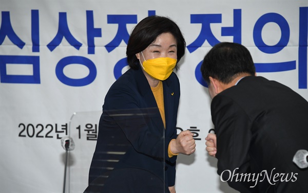 정의당 심상정 대선 후보가 12일 오후 서울 중구 한국프레스센터에서 열린 한국기자협회 초청 토론회에서 패널들과 인사하고 있다.