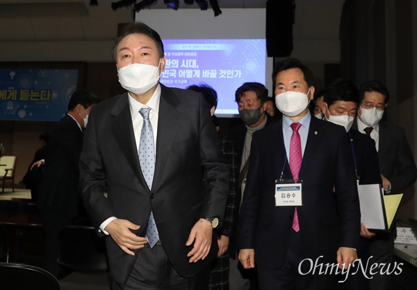  국민의힘 윤석열 대선 후보가 13일 오전 서울 중구 한국프레스센터에서 열린 한국행정학회·한국정책학회 주최 대통령선거 후보자 초청 대토론회를 마친 뒤 퇴장하고 있다.