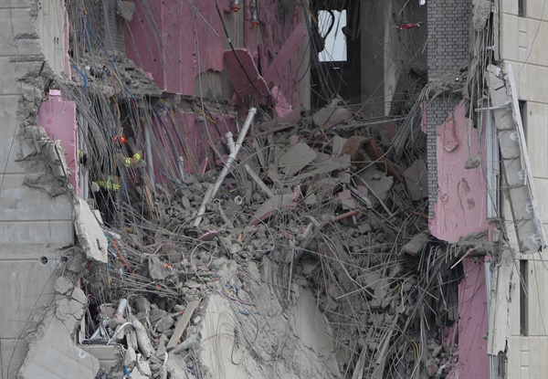 광주 서구 화정아이파크 주상복합아파트 붕괴 사고 사흘째를 맞은 13일 오전 구조대가 실종자들을 찾고 있다.