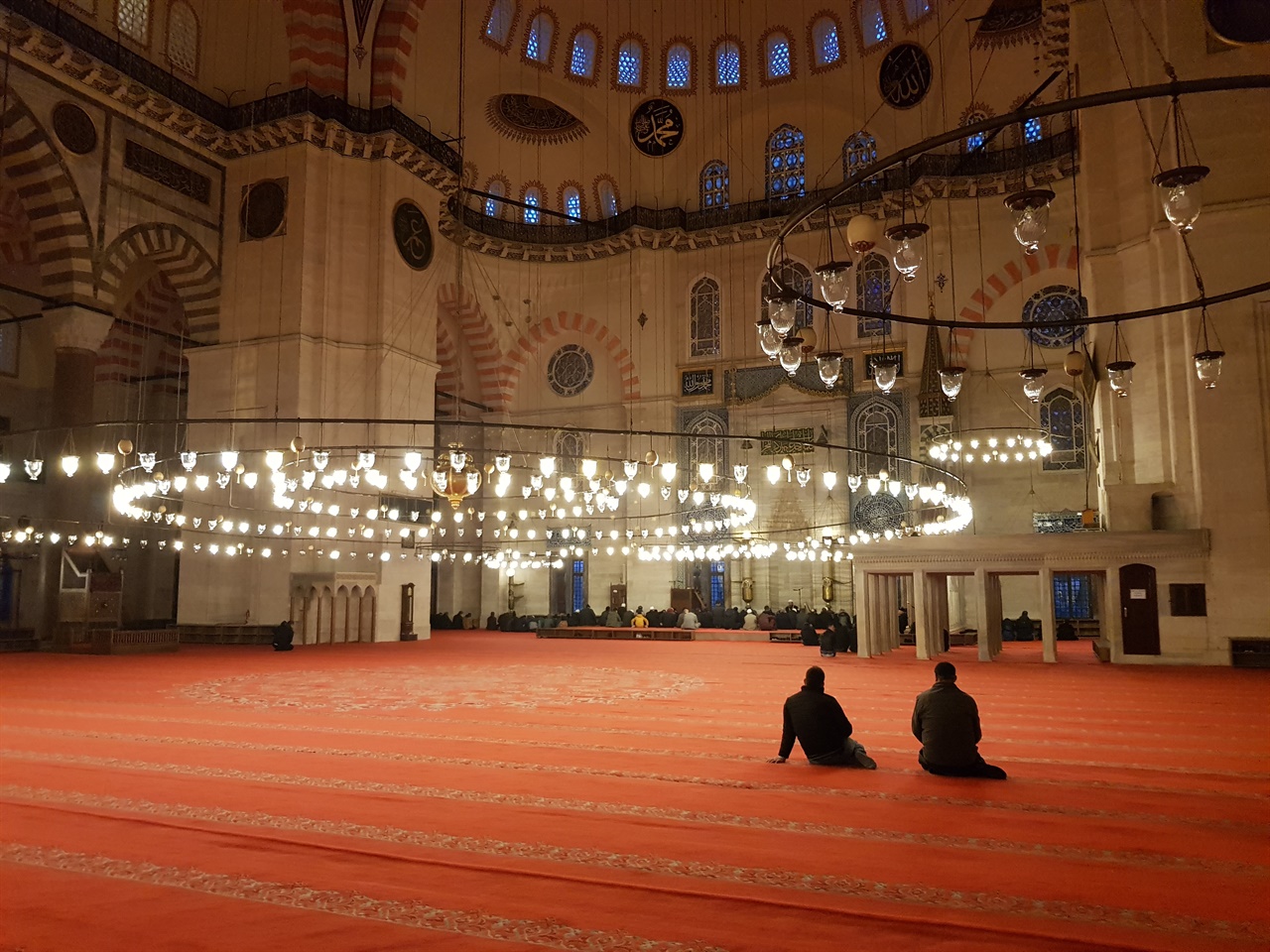 모스크에서 기도하는 사람들