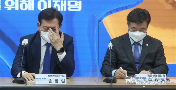 더불어민주당 송영길 상임선대위원장(왼쪽)이 14일 서울 여의도 당사에서 열린 선대위 본부장단 회의에서 생각에 잠겨 있다.