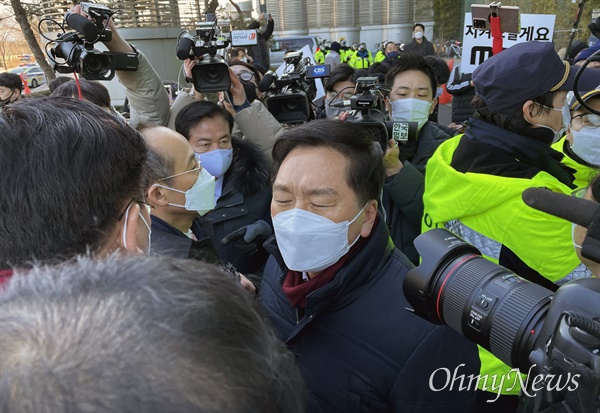 MBC가 국민의힘 윤석열 대선 후보의 배우자 김건희씨의 7시간 통화 녹음 내용을 보도할 것이라고 예고한 가운데 14일 오전 국민의힘 김기현 원내대표 등 원내지도부가 서울 마포구 상암동 MBC 사옥을 항의방문하고 있다.

