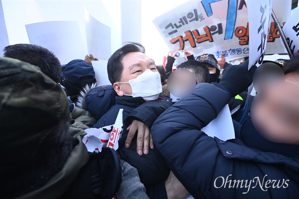 윤석열 대선 후보 배우자 김건희씨의 '7시간 통화 녹취록'을 보도 예고한 MBC를 항의 방문한 국민의힘 김기현 원내대표와 의원들이 14일 오전 서울 마포구 상암동 MBC 사옥 앞에서 시민단체 회원들의 반대 시위에 막혀 있다. 