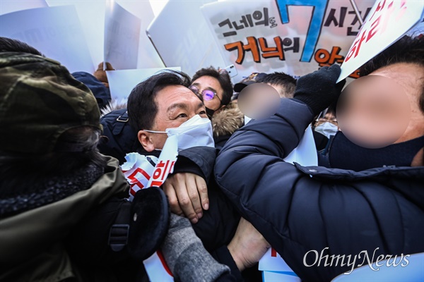 윤석열 대선 후보 배우자 김건희씨의 '7시간 통화 녹취록'을 보도 예고한 MBC를 항의 방문한 국민의힘 김기현 원내대표와 의원들이 14일 오전 서울 마포구 상암동 MBC 사옥 앞에서 시민단체 회원들의 반대 시위에 막혀 있다. 