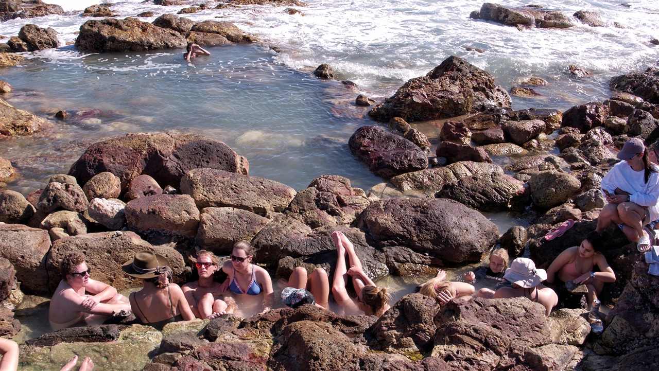 뿌에르테시토스에서 가장 인기 있는 스팟이다. 바닷물과 온천수가 잘 섞여 놀기 좋다.