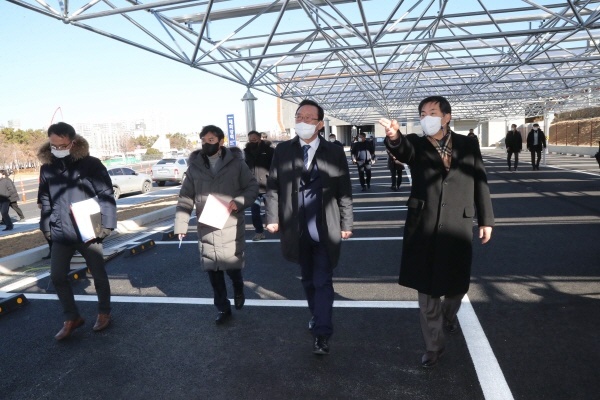 1월 14일 송철호 울산광역시장과 한국철도공사 정구용 부산경남본부장, 김진태 부산경남본부영업처장, 박순기 울산역장, 금동성 태화강역장이 울산 태화강역 주변을 살펴보고 았다