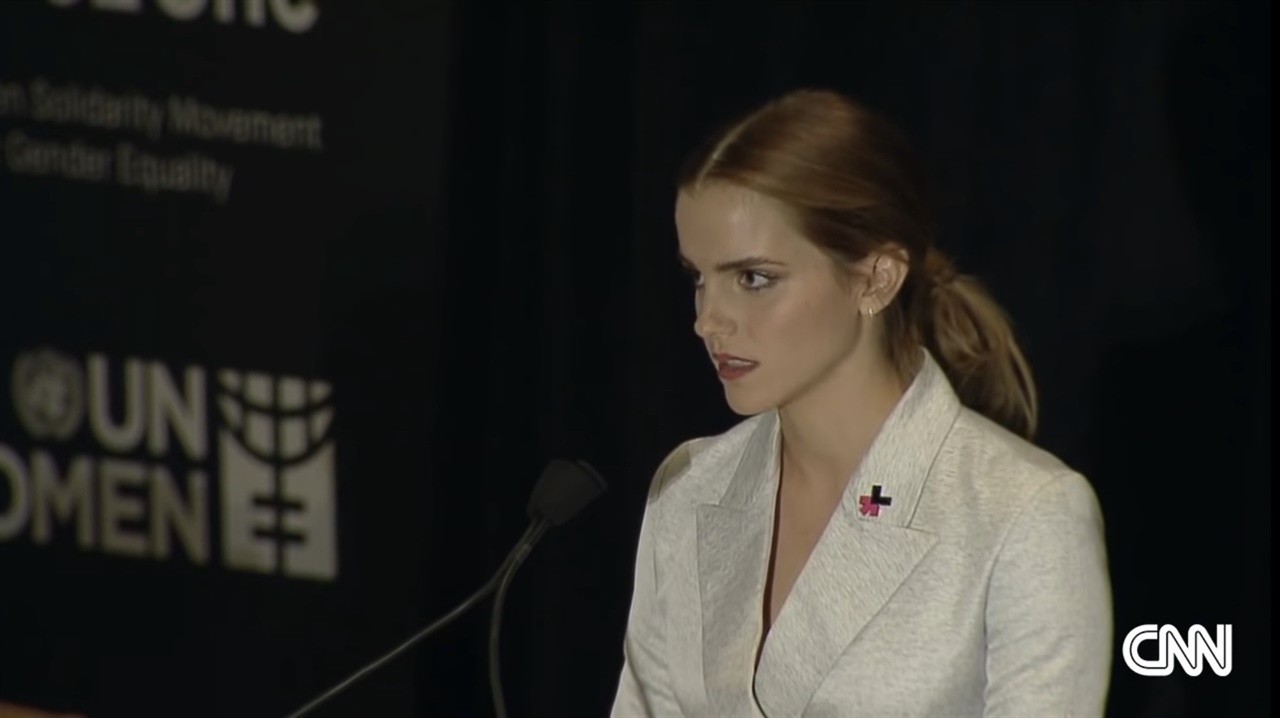 엠마 왓슨이 미국 뉴욕 유엔 본부에서 유엔의 성평등 캠페인 '히포쉬(HeForShe)'의 친선대사로서 연설하는 장면