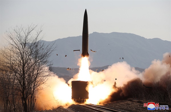 북한은 14일 철도기동 미사일연대가 검열사격훈련을 진행했다고 15일 밝혔다. 