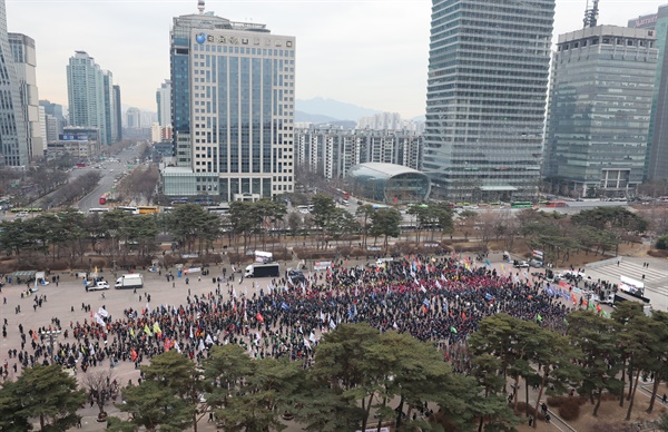 15일 오후 서울 여의도공원에서 열린 2022 민중총궐기 대회에서 참가자들이 자리에 앉아 있다. 