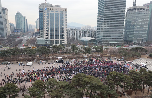  15일 오후 서울 여의도공원에서 열린 2022 민중총궐기 대회에서 참가자들이 자리에 앉아 있다. 