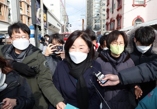  광주 서구 신축아파트 붕괴사고 발생 엿새째인 16일 정의당 심상정 대선 후보가 사고 현장을 찾아 실종자 가족들과 면담과 구조대원 격려를 마친 뒤 현장을 나서고 있다. 